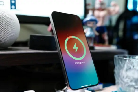 泾源苹果15换屏服务分享用什么充电器给iPhone15充电更好 
